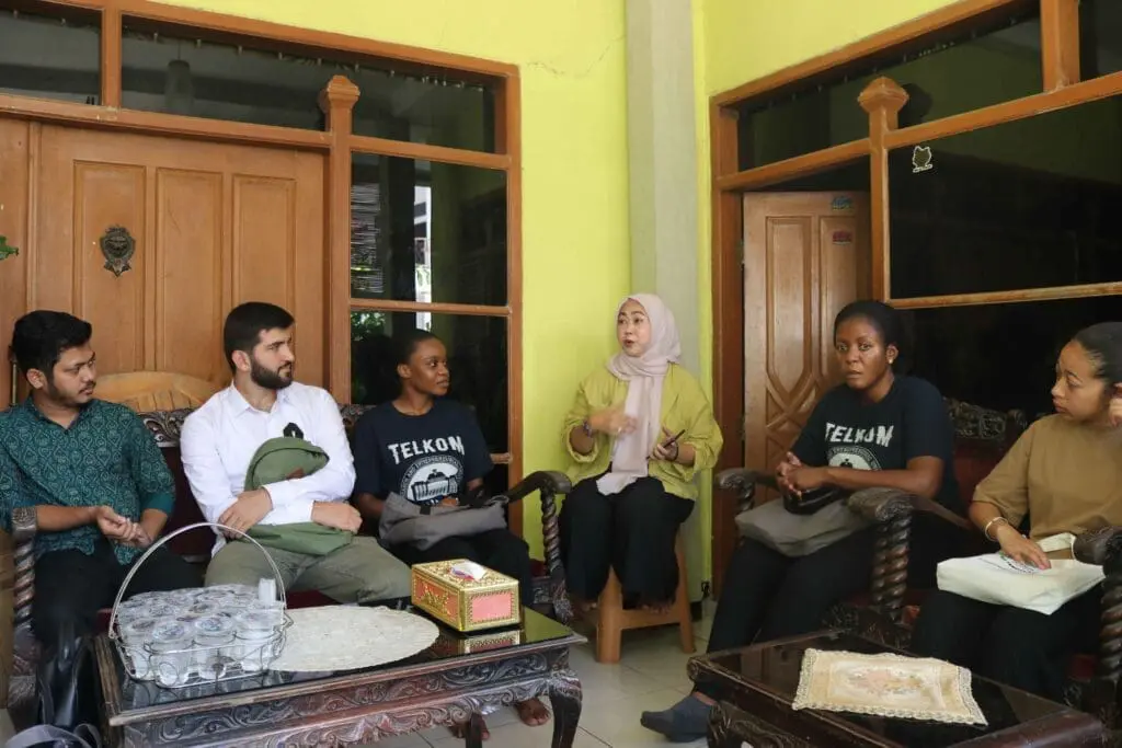 Mahasiswa BIPA berkunjung ke rumah Ibu Intan Sunarya