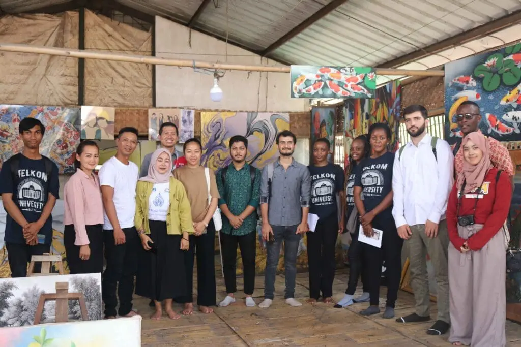 Mahasiswa BIPA berkunjung ke rumah Kang Iman Budiman 