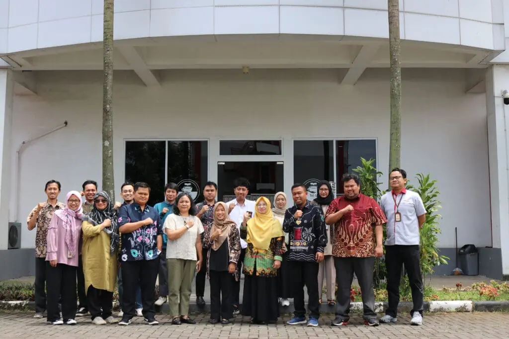 Foto bersama Poltekkes Kemenkes