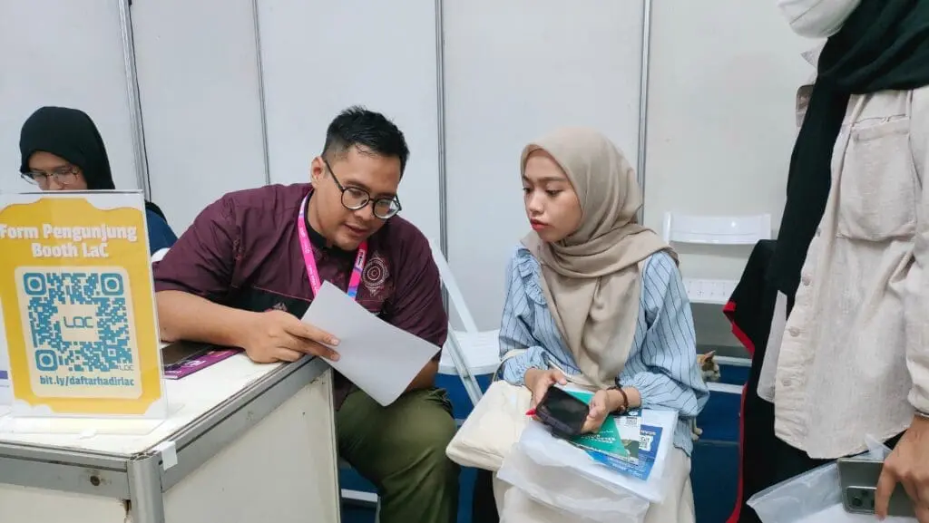 Staf pengembangan bahasa sedang memeriksa CV pengunjung