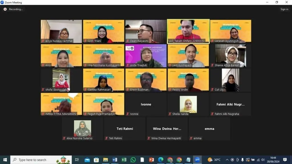 Foto bersama para peserta workshop sesi 1 dengan pemateri