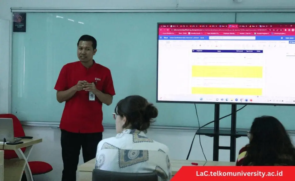 Pengajar bahasa Prancis menjelaskan konjugasi kata kerja di depan kelas