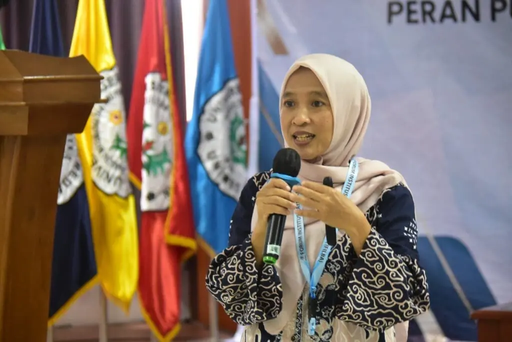 Ibu Retno Hendryanti, Ph. D. sebagai pemateri Workshop dan Pelatihan Sesi 1