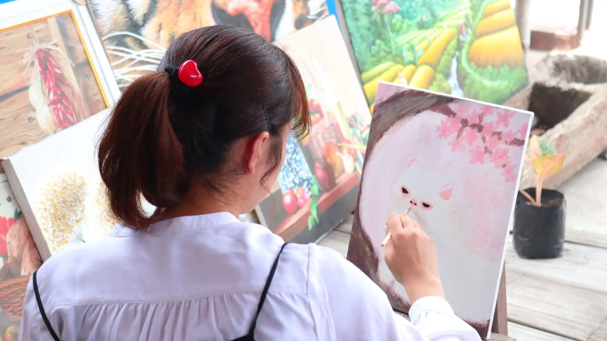 Mahasiswa BIPA melukis di kanvas