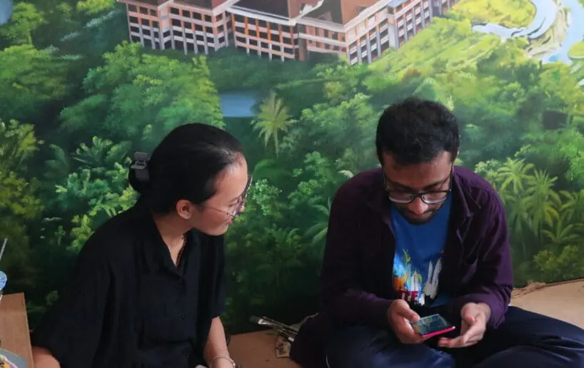 Mahasiswa BIPA mewawancarai seniman Kampung Jelekong