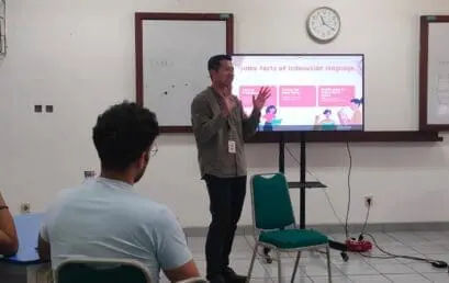 Pak Pebby sedang menyampaikan materi Introduction to Indonesian Language
