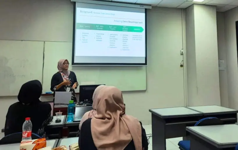 Ibu Shania sedang melakukan presentasi