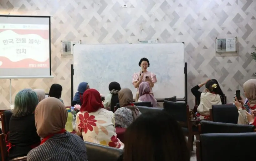 Sambutan oleh Lee Hyewon ssaem dan perkenalan Park Hyunjung ssaem