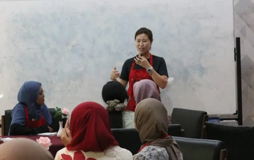 Sambutan oleh Lee Hyewon ssaem dan perkenalan Park Hyunjung ssaem