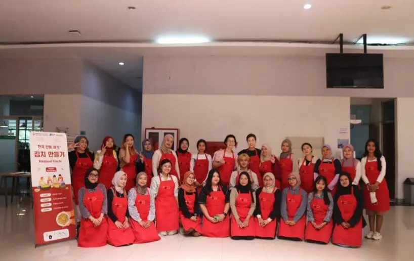 Foto bersama seluruh peserta kegiatan acara budaya King Sejong Institute Bandung 2