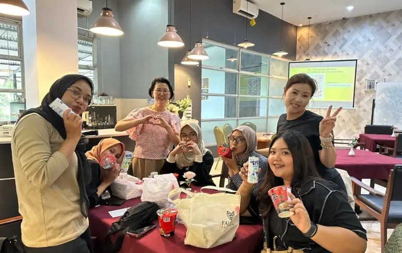 Dokumentasi Hyewon ssaem dan Hyunjung ssaem bersama beberapa peserta