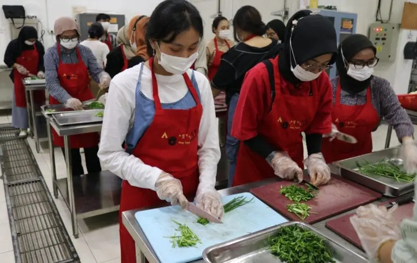 Para peserta membuat kimchi bersama-sama