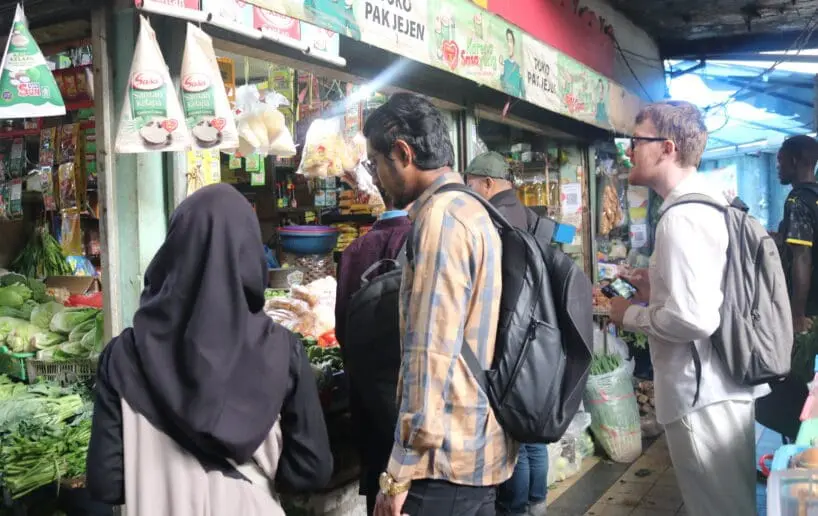 Para mahasiswa BIPA berbelanja di Pasar Cihapit