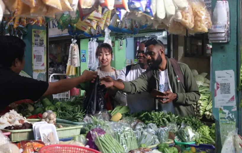Para mahasiswa BIPA berbelanja di Pasar Cihapit