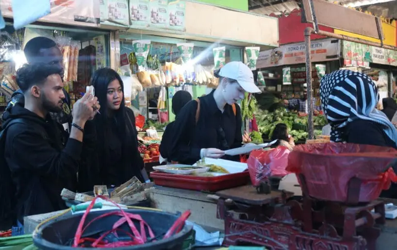 Para mahasiswa BIPA berbelanja di Pasar Cihapit