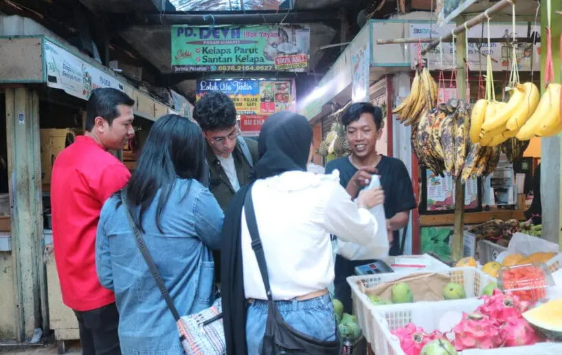 Para mahasiswa BIPA berbelanja di Pasar Cihapit
