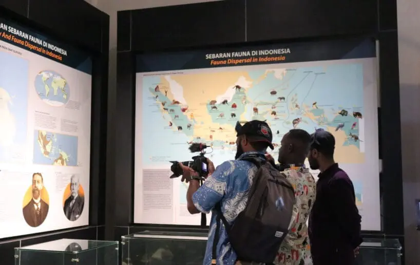 Mahasiswa BIPA melihat koleksi di Museum Geologi