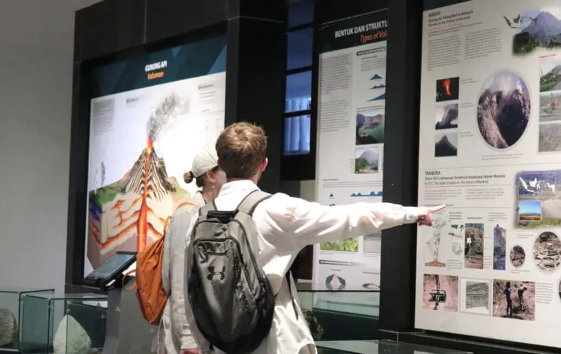 Mahasiswa BIPA melihat koleksi di Museum Geologi