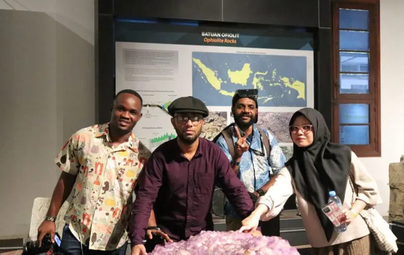 Mahasiswa BIPA melihat koleksi di Museum Geologi