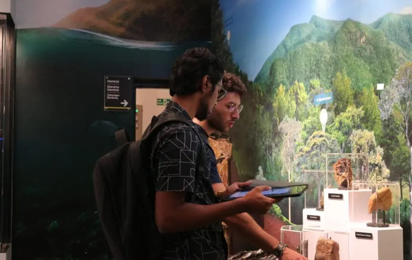 Mahasiswa BIPA melihat koleksi di Museum Geologi