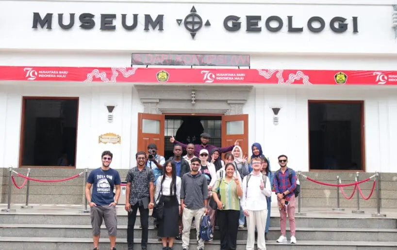 Mahasiswa BIPA berfoto bersama di depan Museum Geologi
