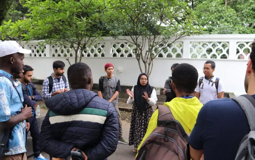 Mahasiswa BIPA mendengarkan penjelasan dari Komunitas Aleut tentang kegiatan 'Ngaleut' yang akan dilakukan