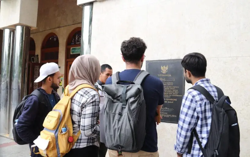 Titik penceritaan pertama (halaman Mesjid Agung) dan titik penceritaan kedua (Gedung Swarha)