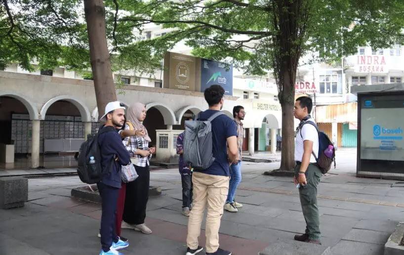 Titik penceritaan pertama (halaman Mesjid Agung) dan titik penceritaan kedua (Gedung Swarha)