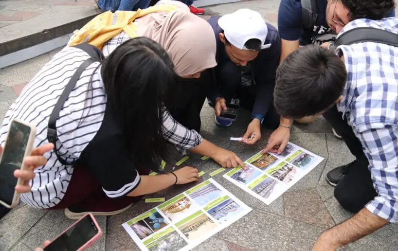 Para Mahasiswa BIPA bermain games untuk menguji pengetahuan mereka selama kegiatan Ngaleut