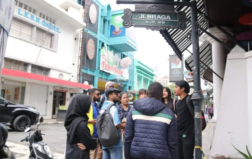 Mahasiswa BIPA menuju Jalan Braga dan Landmark Kota Bandung