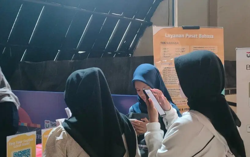 Para peserta mengikuti challenge “Test Your English Skill” pada booth LaC di Tel-U Career Days 2024 Vol. 2
