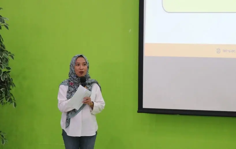 Pembukaan acara Closing Ceremony Telkom University Language Festival 2024 oleh Ibu Retno Hendryanti, Ph.D.