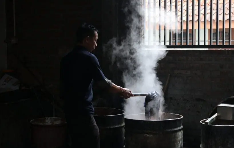 Proses pemberian warna dan proses 'nglorod' atau 'melorod’ pada kain batik