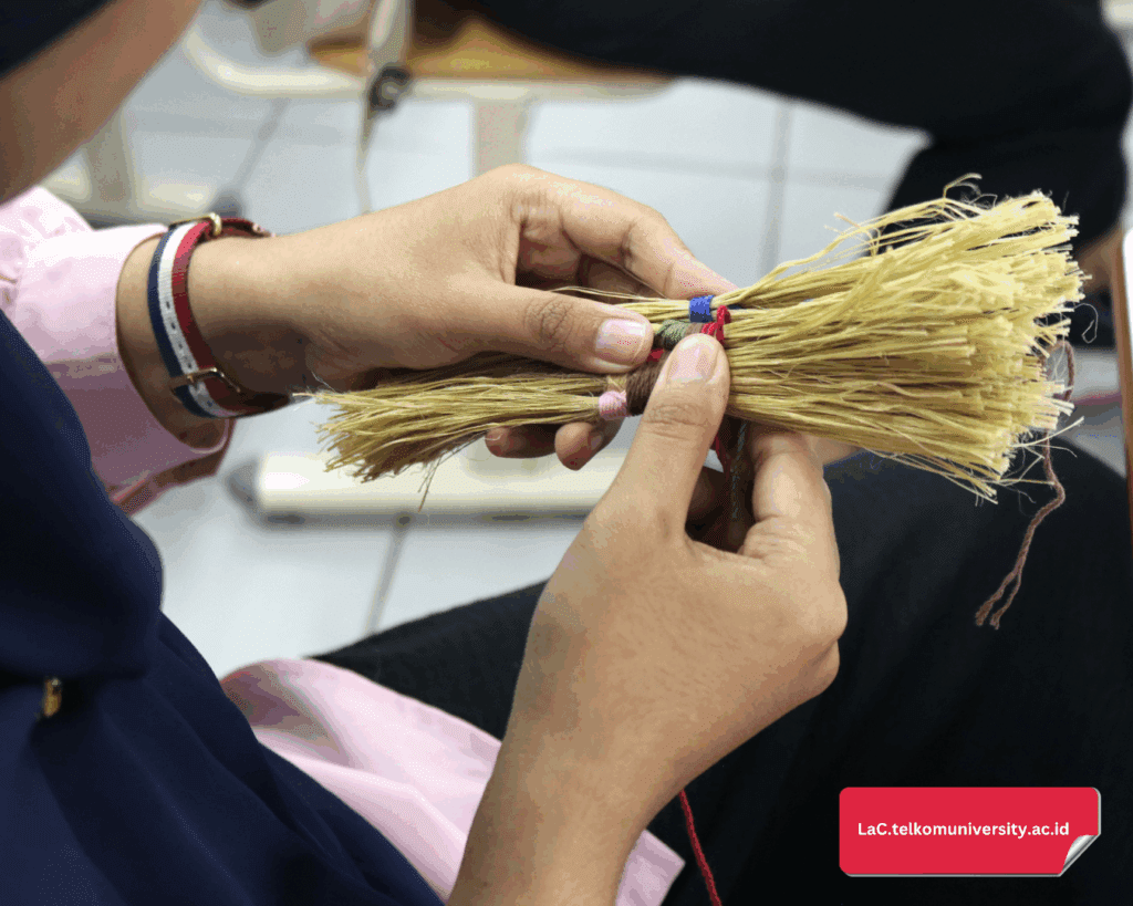 5 ikatan jerami disatukan satu per satu menggunakan benang ukuran panjang