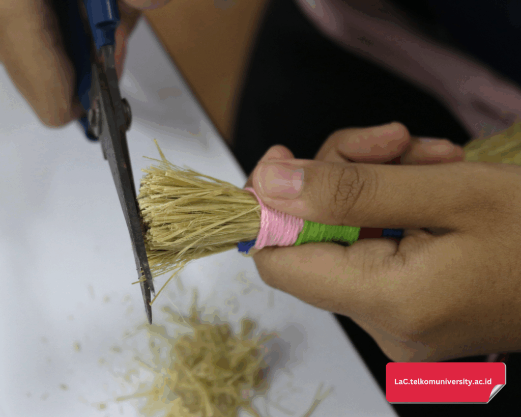 Bagian sapu dan ujung pegangan dirapihkan menggunakan gunting