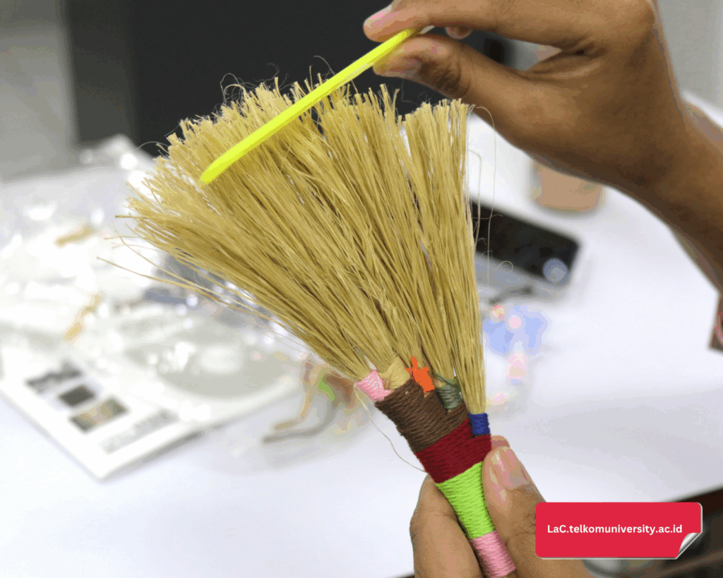 Bagian sapu disisir menggunakan sisir sasak