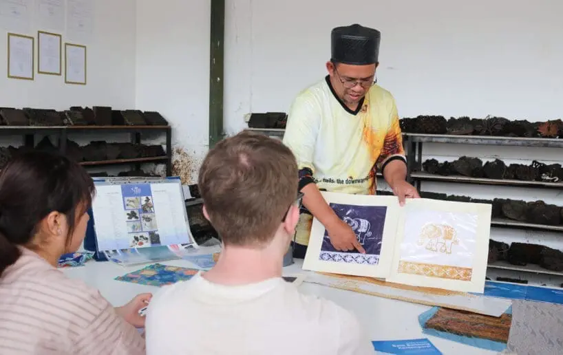 Pak Joni memberikan penjelasan mengenai batik kepada mahasiswa BIPA