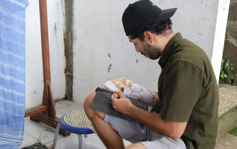 Mahasiswa BIPA mencoba membatik