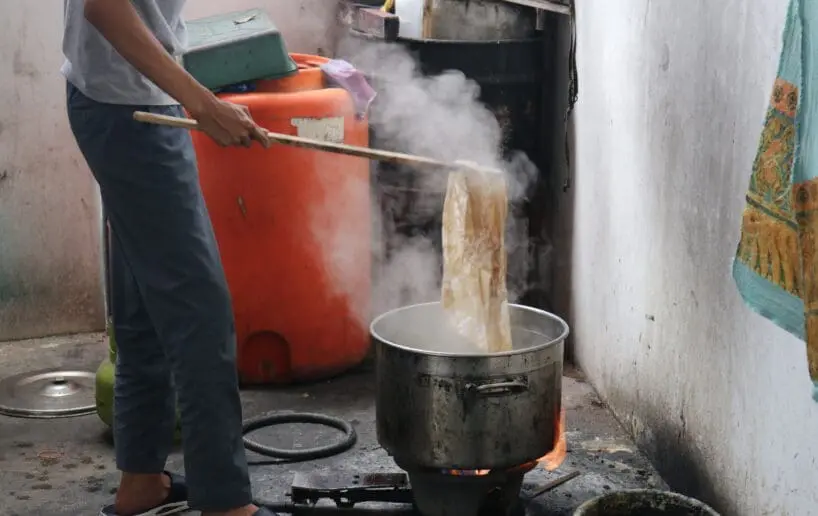 Tahap pewarnaan dan nglorod kain batik