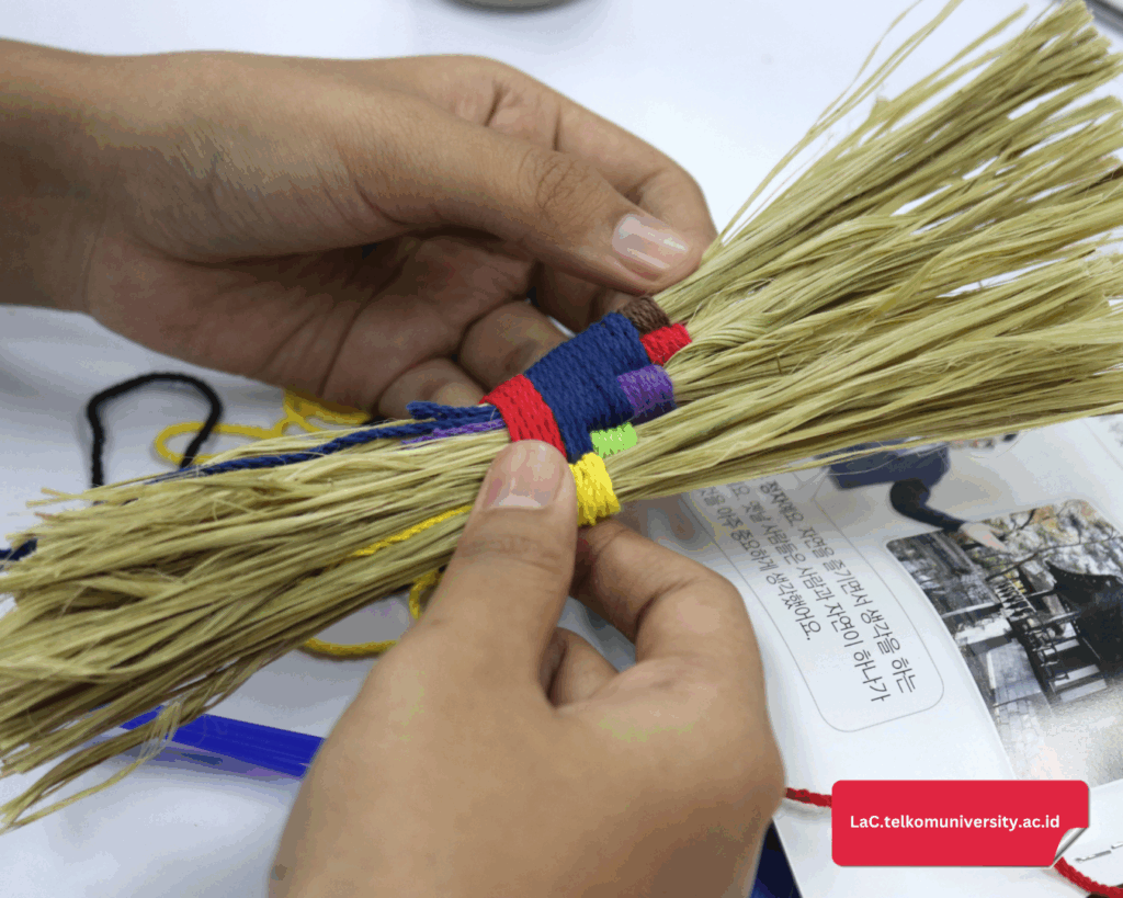 Ikatan jerami terus dililit hingga terbentuk pegangan sapu