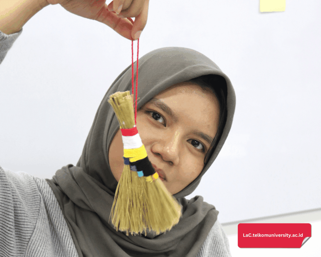 Salah satu peserta dengan karya kerajinannya