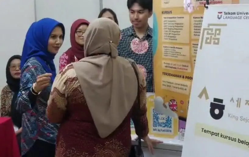 Direktur PSAL, Ibu Idola Perdini Putri, Ph.D., dan Direktur PSAL periode sebelumnya, Ibu Dr. Iis Kurnia Nurhayati, S.S., M.Hum. mengunjungi booth LaC di TUCD 2025 Vol. 1 