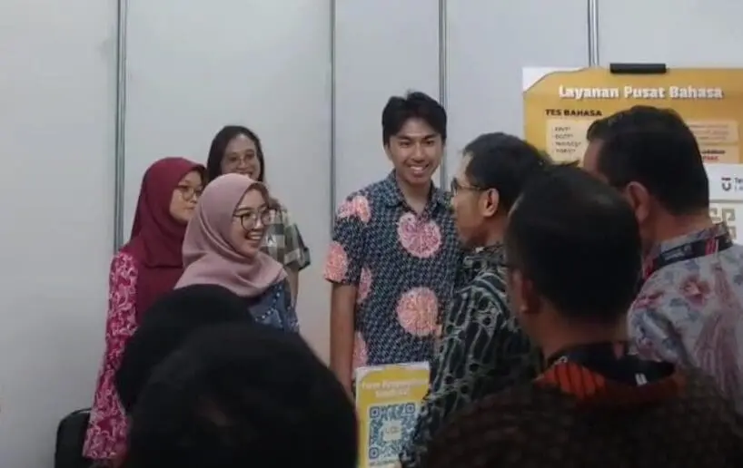 Para mahasiswa dan alumni yang antusias bertanya mengenai layanan LaC dan mengerjakan soal tes kemampuan bahasa Inggris 