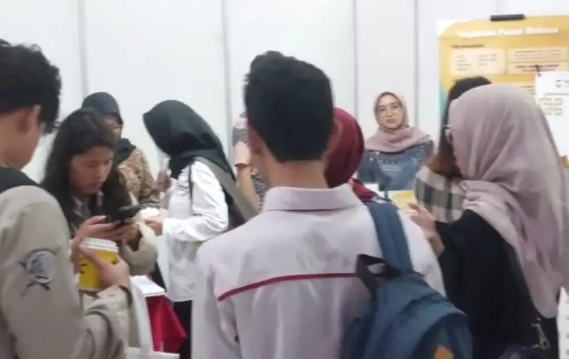 Para mahasiswa dan alumni yang antusias bertanya mengenai layanan LaC dan mengerjakan soal tes kemampuan bahasa Inggris 