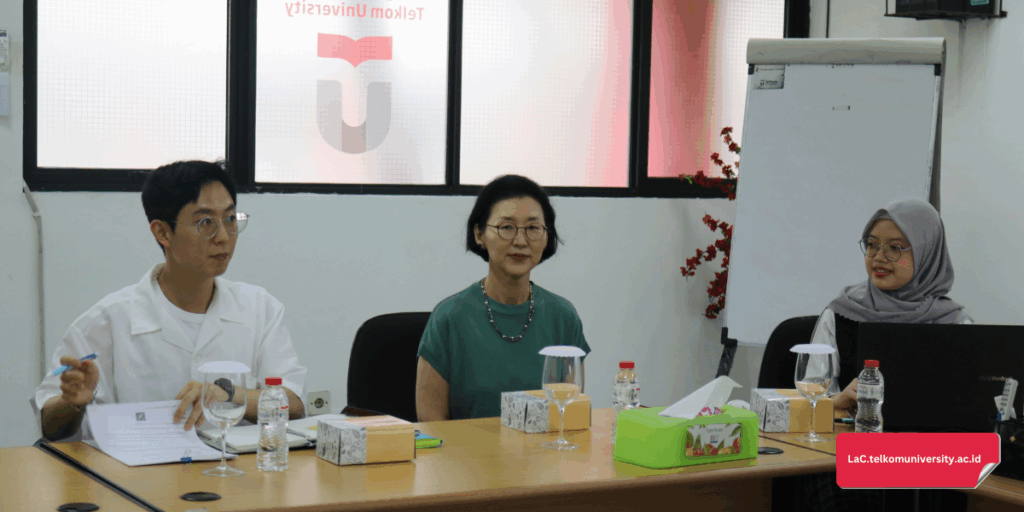 Bapak Kim Nam Yong bersama Ibu Lee Hyewon dan staf KSI Bandung 2