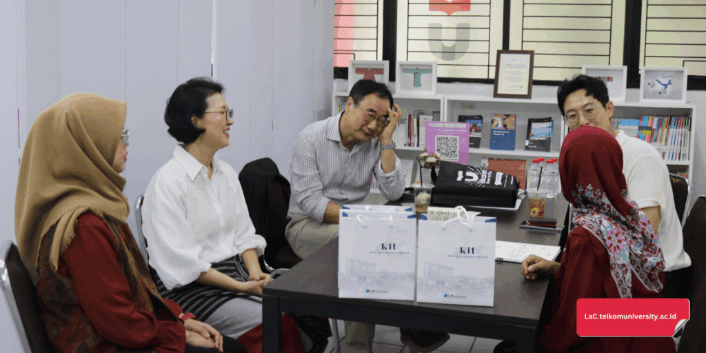 Pihak KIT berbincang santai dengan Ibu Retno dan Ibu Hyewon Lee