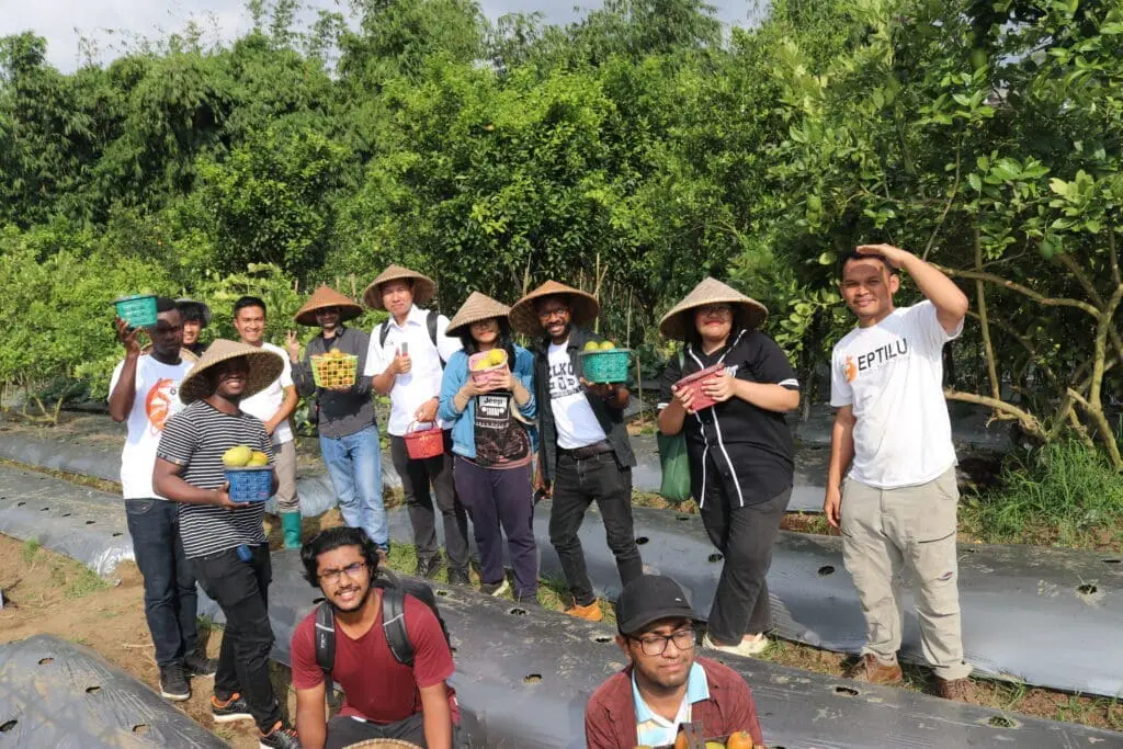 Para mahasiswa BIPA memetik berbagai buah segar dari kebun Eptilu