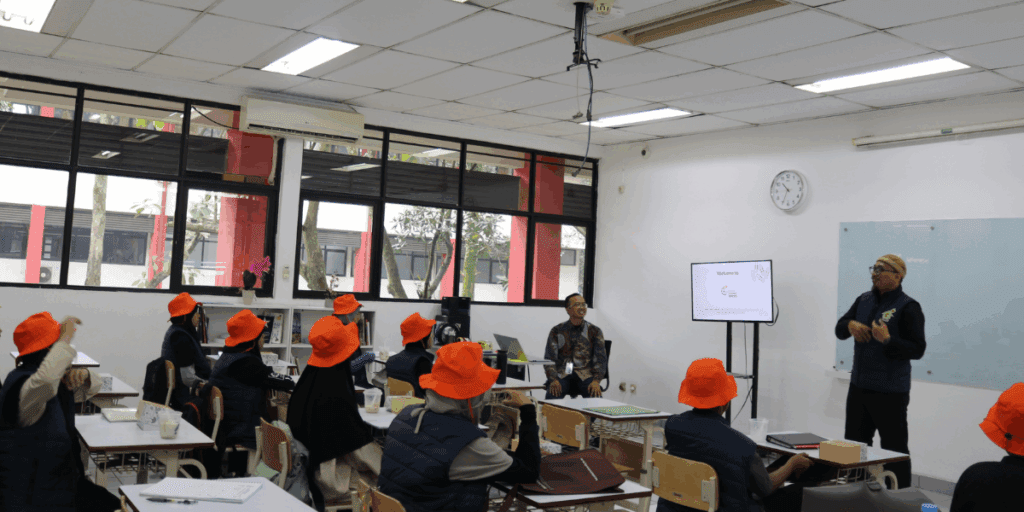 Penyampaian informasi layanan LaC oleh staf marketing LaC