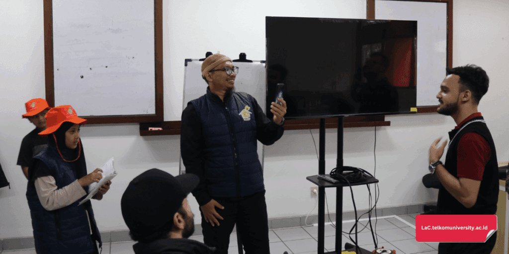 Para siswa SD White Bee berinteraksi dengan mahasiswa BIPA