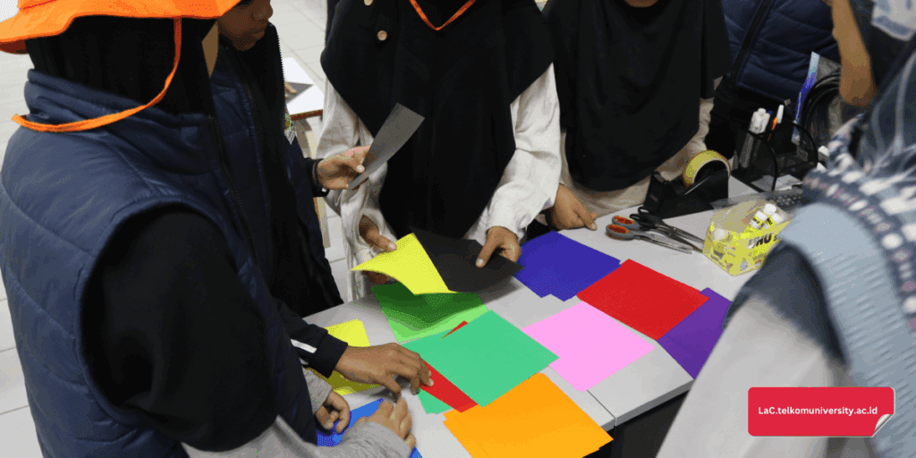 Para siswa SD White Bee membuat origami Hanbok